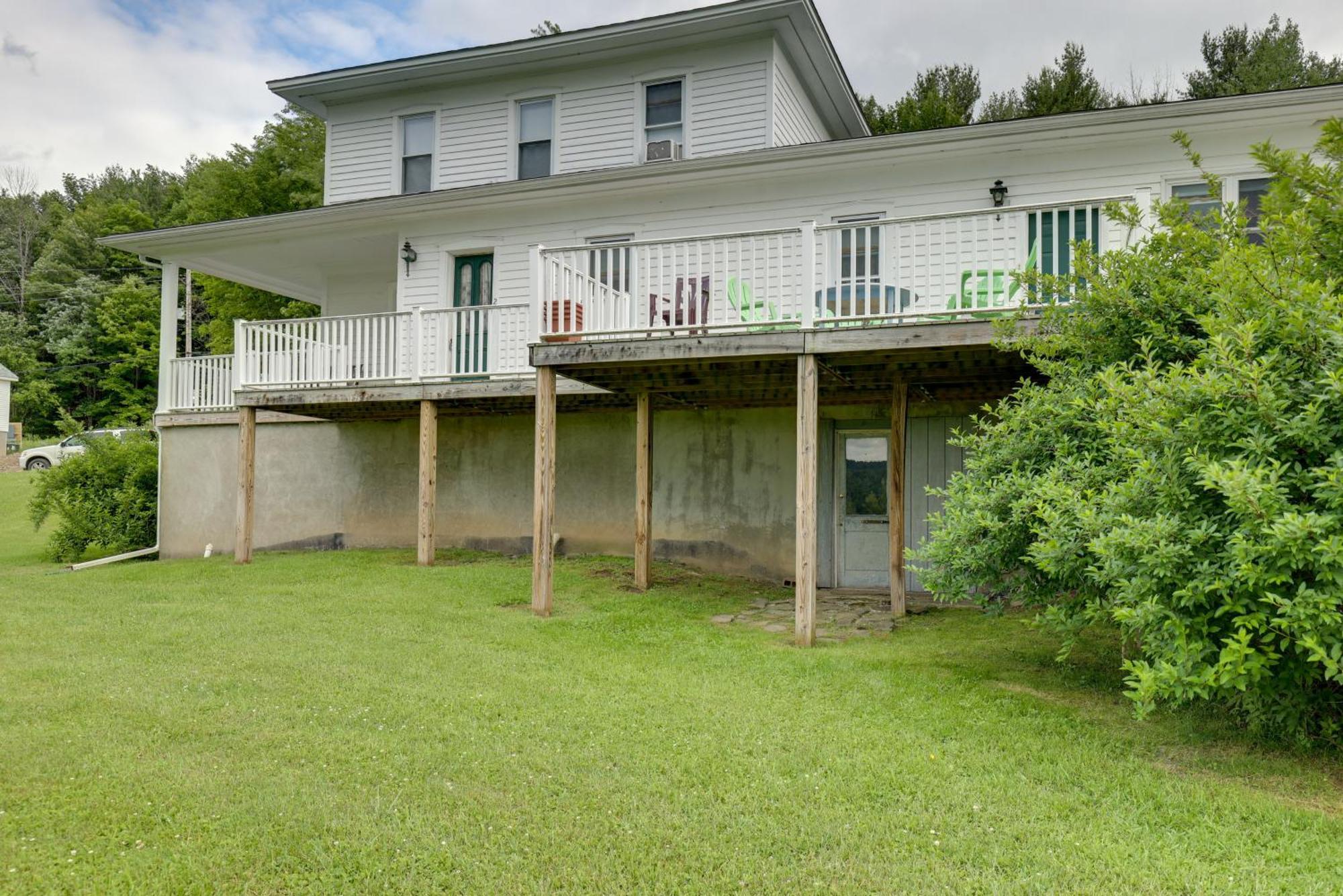 Apartment With Deck Near Gaming Lands! Lawrenceville