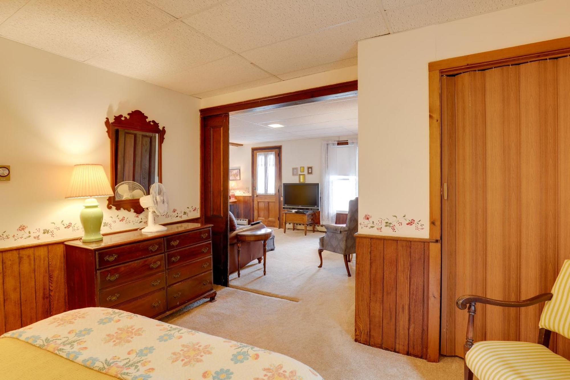 Apartment With Deck Near Gaming Lands!