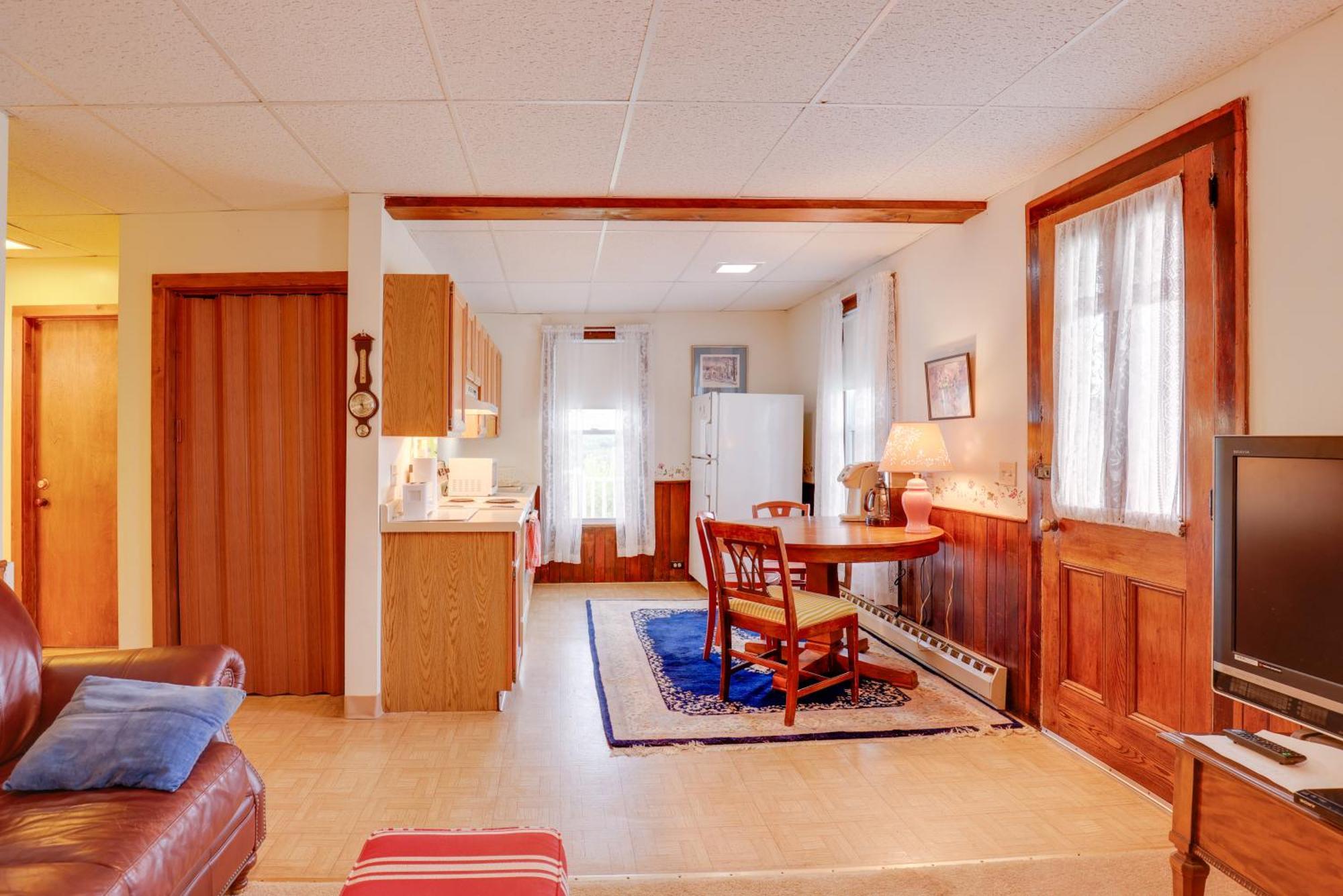 Apartment With Deck Near Gaming Lands! *