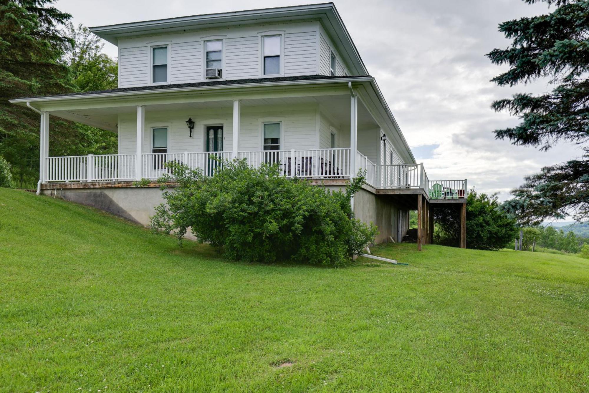 Apartment With Deck Near Gaming Lands! Lawrenceville